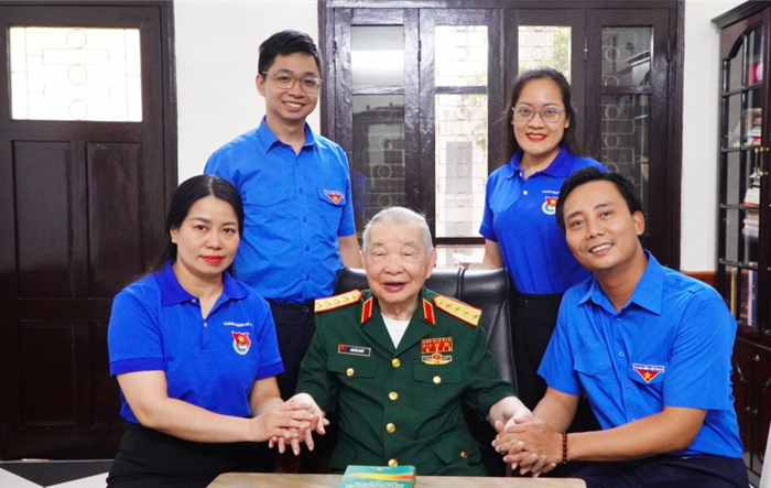Lãnh đạo Thành đoàn thăm, tặng quà tri ân các lãnh thành cách mạng