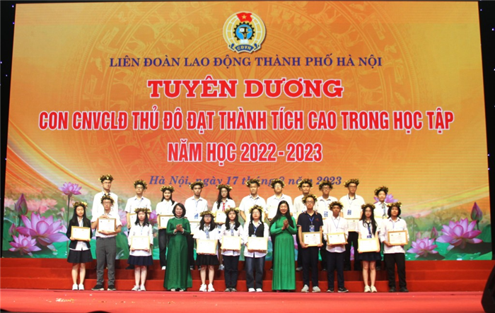 Hội nghị biểu dương 100 gia đình công nhân, viên chức, lao động Thủ đô tiêu biểu năm 2023