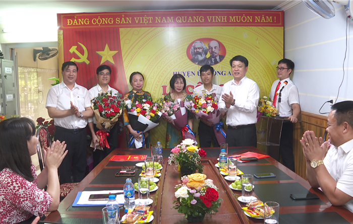 Huyện uỷ Đông Anh ra mắt chi bộ Công ty Cổ phần Đầu tư và phát triển Minh Anh