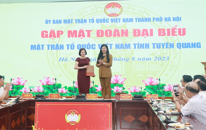 Chủ tịch Ủy ban MTTQ Việt Nam thành phố tiếp đoàn đại biểu MTTQ Việt Nam tỉnh Tuyên Quang 