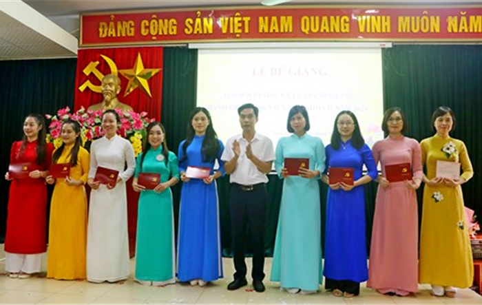 Thị xã Sơn Tây: Bế giảng lớp bồi dưỡng lý luận chính trị đảng viên mới khóa II năm 2023