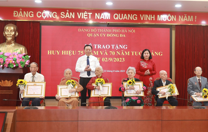 Phó Bí thư Thường trực Thành uỷ trao Huy hiệu Đảng cho các đảng viên lão thành quận Đống Đa