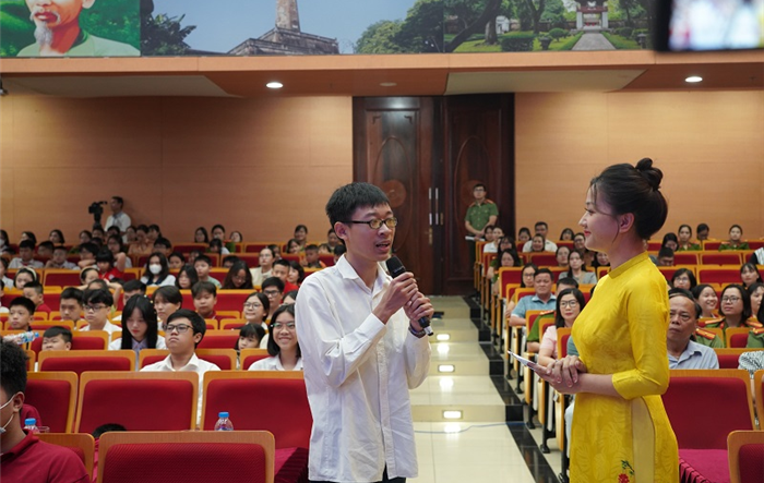 Lễ tuyên dương, khen thưởng con cán bộ, chiến sỹ, Công an thành phố có thành tích xuất sắc trong năm học 2022 – 2023