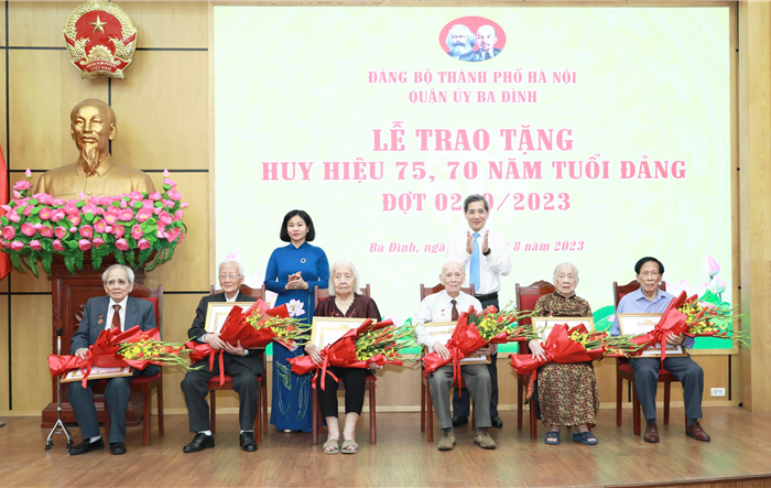 Phó Bí thư Thường trực Thành uỷ Nguyễn Thị Tuyến trao Huy hiệu Đảng cho các đảng viên lão thành quận Ba Đình