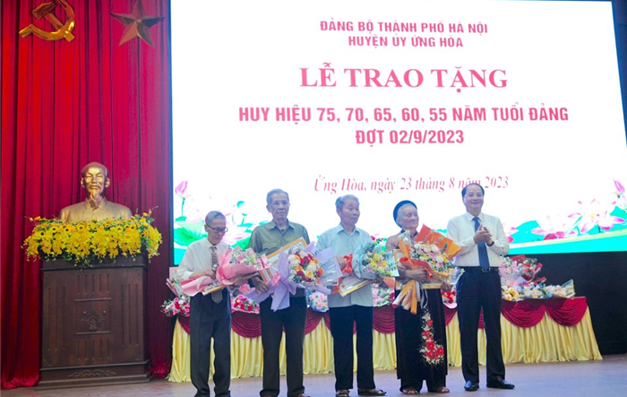 Trưởng Ban Tuyên giáo Thành ủy Nguyễn Doãn Toản trao tặng Huy hiệu Đảng đợt 2-9 tại huyện Ứng Hòa