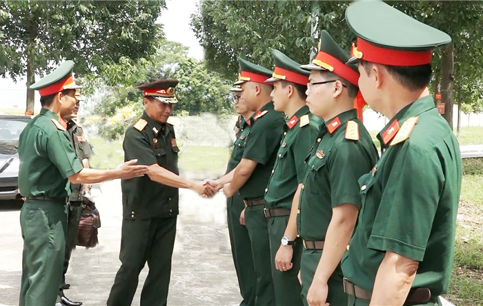 Đoàn cán bộ Quân đội Nhân dân Lào tham quan Kho K90 và Xưởng sửa chữa tổng hợp