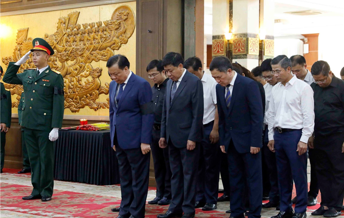 Đoàn đại biểu thành phố viếng Phó Thủ tướng Lê Văn Thành