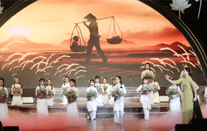 Bí thư Thành ủy Đinh Tiến Dũng dự chương trình nghệ thuật "Ơn nghĩa sinh thành" 
