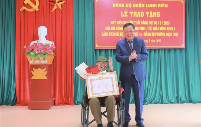 Phó Bí thư Thành uỷ Nguyễn Văn Phong trao Huy hiệu Đảng tặng đảng viên quận Long Biên