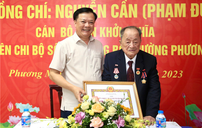 Bí thư Thành uỷ Đinh Tiến Dũng trao Huy hiệu 80 năm tuổi Đảng tặng 2 đảng viên quận Ba Đình và quận Đống Đa
