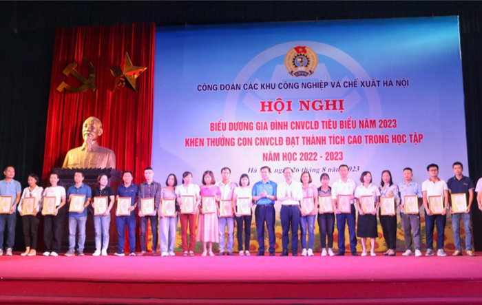 Công đoàn các Khu Công nghiệp và chế xuất biểu dương gia đình công nhân, viên chức, lao động tiêu biểu năm 2023