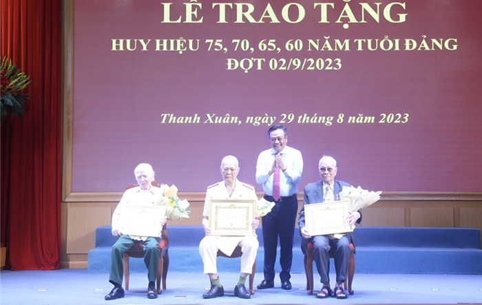 Quận uỷ Thanh Xuân tổ chức Lễ trao Huy hiệu Đảng đợt 2-9