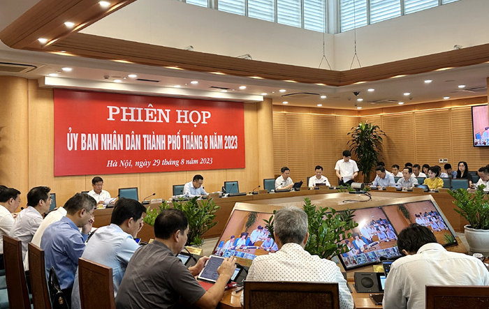 Chủ tịch UBND thành phố Trần Sỹ Thanh chủ trì phiên họp UBND thành phố thường kỳ tháng 8