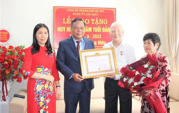 Phó Bí thư Thành uỷ Nguyễn Văn Phong trao Huy hiệu 75 năm tuổi Đảng tặng đảng viên Đặng Hữu