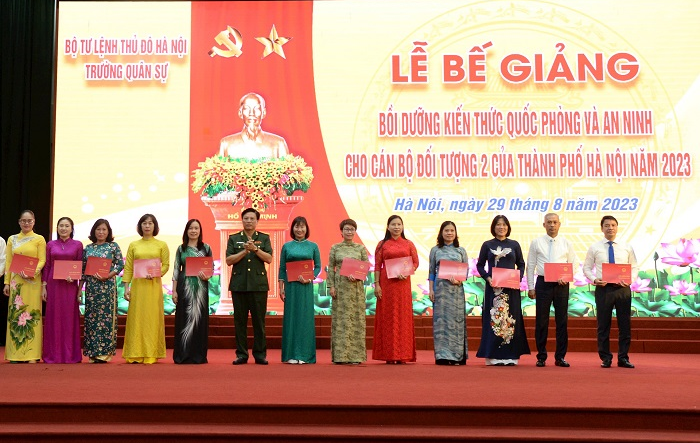Lễ bế giảng lớp bồi dưỡng kiến thức quốc phòng - an ninh cho cán bộ đối tượng 2 
