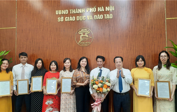 Sở Giáo dục và Đào tạo công bố và trao quyết định về công tác cán bộ Trường THPT Thọ Xuân