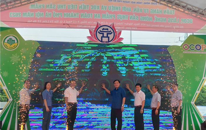 Khai mạc tuần hành tư vấn, giới thiệu và xúc tiến tiêu thụ sản phẩm OCOP, làng nghề, nông sản thực phẩm an toàn thành phố năm 2023