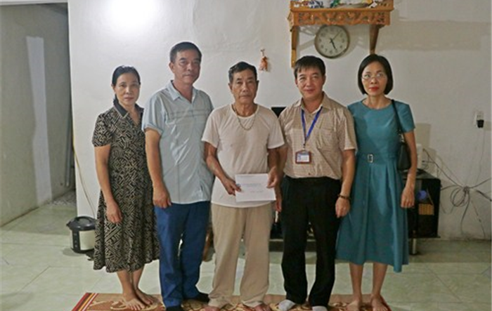 Lãnh đạo Sơn Tây thăm hỏi cháu nhỏ bị thương tích, hoàn cảnh khó khăn tại phường Trung Hưng