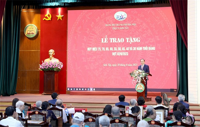 Chủ tịch HĐND thành phố Nguyễn Ngọc Tuấn trao Huy hiệu Đảng tại thị xã Sơn Tây