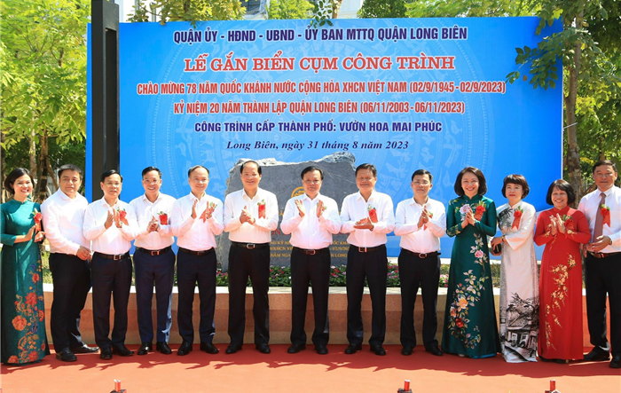 Bí thư Thành uỷ Đinh Tiến Dũng dự lễ gắn biển 2 cụm công trình trị giá hơn 540 tỷ đồng tại quận Long Biên