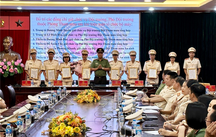 Phòng Tham mưu, Công an thành phố công bố các Quyết định về kiện toàn tổ chức bộ máy và sắp xếp, bố trí cán bộ