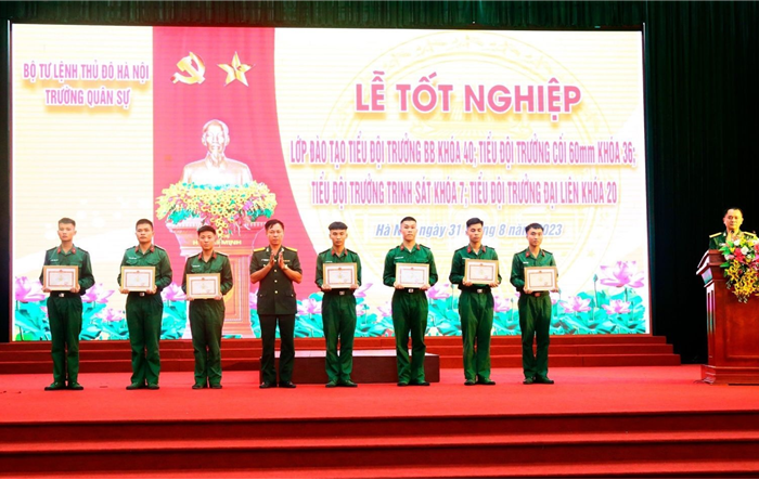 Lễ tốt nghiệp và trao chứng chỉ tốt nghiệp cho 182 học viên thuộc các lớp đào tạo tiểu đội trưởng năm 2023