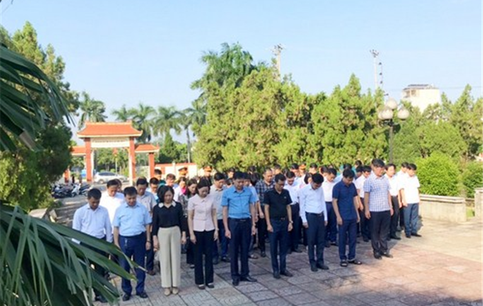 Lãnh đạo thị xã Sơn Tây dâng hương và đặt vòng hoa viếng các liệt sỹ