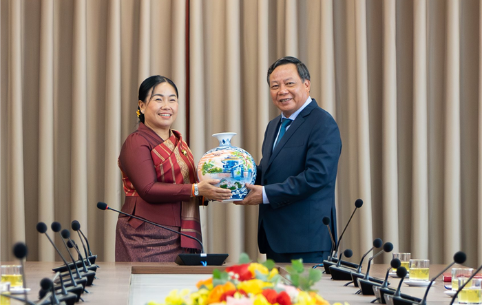 Phó Bí thư Thành ủy Nguyễn Văn Phong tiếp Đoàn đại biểu Hội Liên hiệp phụ nữ Thủ đô Viêng Chăn