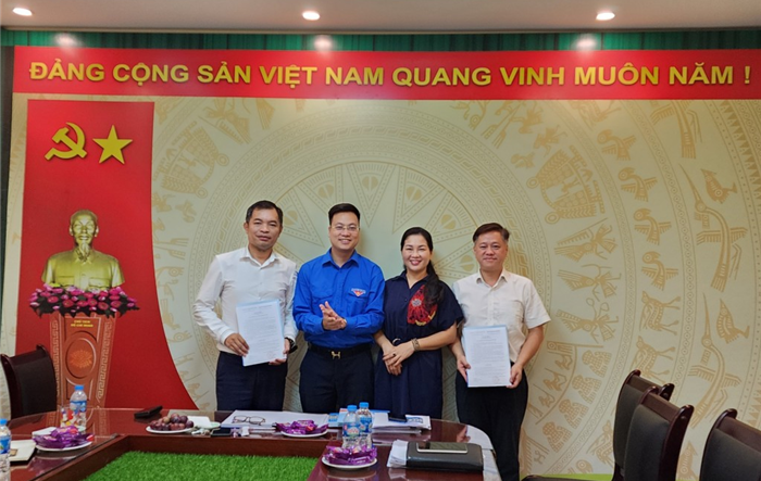 Trao quyết định bổ nhiệm lại hai Phó Giám đốc Cung Thanh niên Hà Nội