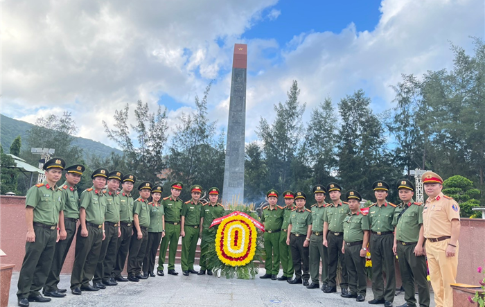 Cụm thi đua số 12 - Công an thành phố tổ chức hành trình về nguồn tại Côn Đảo