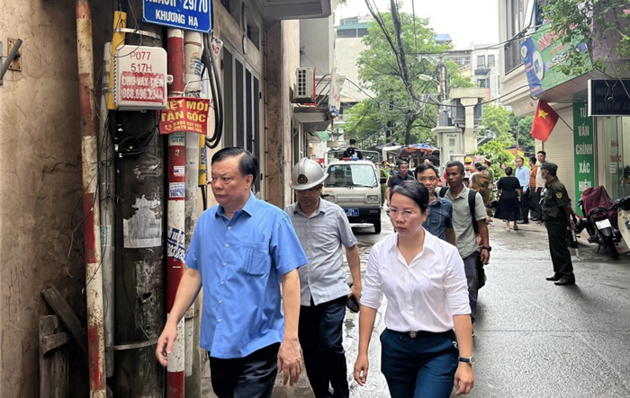 Bí thư Thành ủy Đinh Tiến Dũng kiểm tra hiện trường vụ cháy chung cư mini tại quận Thanh Xuân
