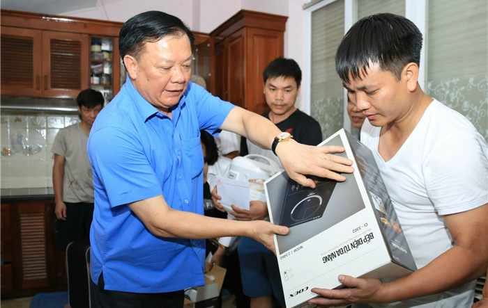 Bí thư Thành ủy Đinh Tiến Dũng thăm, tặng quà các nạn nhân vụ cháy chung cư mini tại quận Thanh Xuân