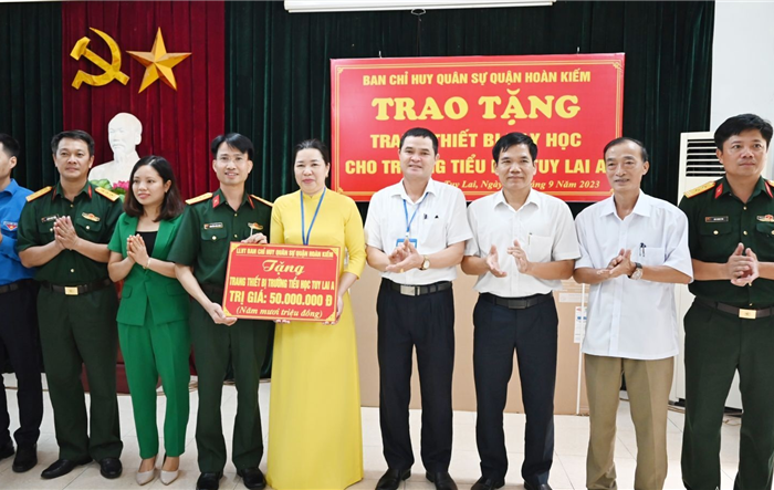Trao tặng trang thiết bị dạy học cho Trường Tiểu học xã Tuy Lai A