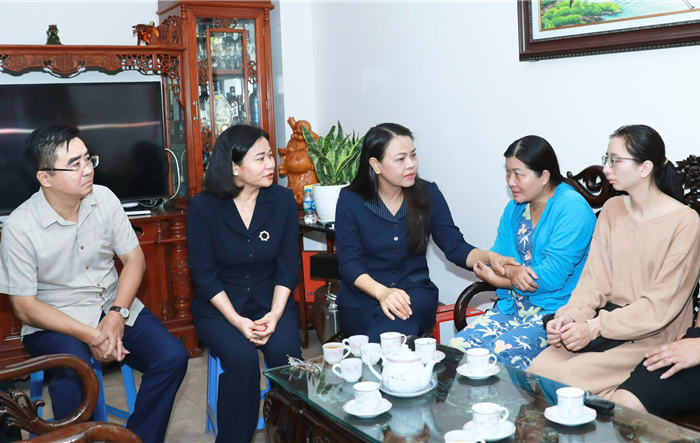 Phó Bí thư Thường trực Thành uỷ Nguyễn Thị Tuyến thăm, động viên nạn nhân vụ hoả hoạn tại quận Thanh Xuân