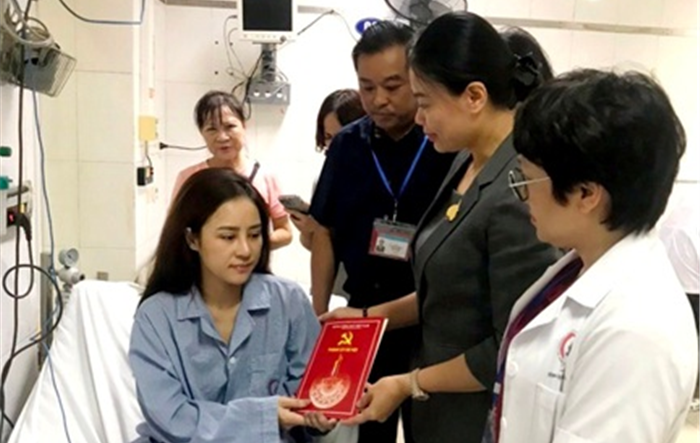 Giám đốc Sở Lao động – Thương binh và Xã hội thành phố thăm hỏi, trao quà hỗ trợ các nạn nhân trong vụ cháy chung cư mini tại quận Thanh Xuân