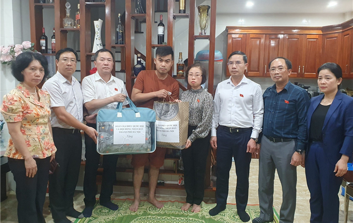 Đoàn đại biểu Quốc hội và HĐND thành phố thăm hỏi, hỗ trợ các nạn nhân vụ cháy tại quận Thanh Xuân