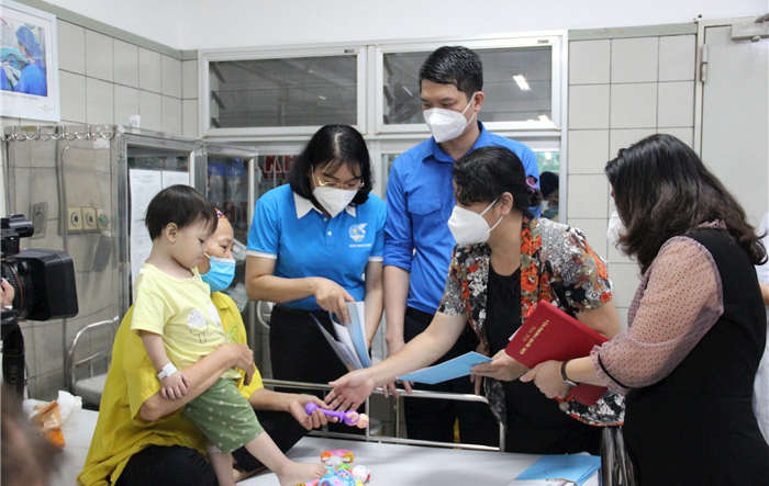 Hội Liên hiệp phụ nữ thành phố thăm hỏi, động viên nạn nhân vụ cháy chung cư mini tại quận Thanh Xuân đang điều trị tại bệnh viện