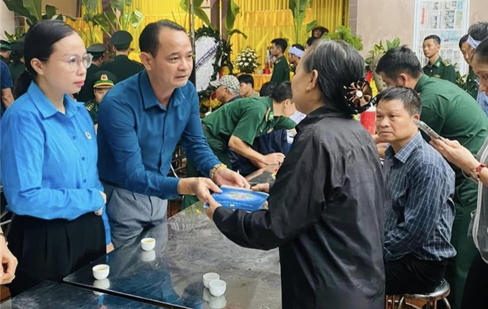 Liên đoàn Lao động thành phố thăm hỏi, trao hỗ trợ tới gia đình đoàn viên bị nạn trong vụ cháy chung cư mini