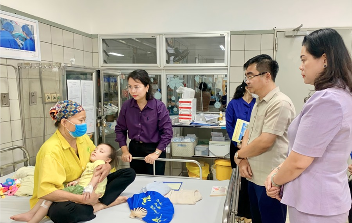 Lãnh đạo quận Thanh Xuân thăm, động viên bệnh nhi trong vụ hỏa hoạn
