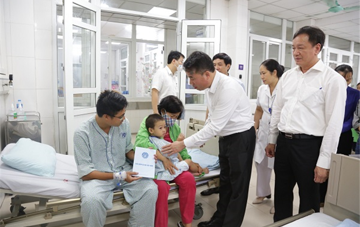 Tổng Giám đốc BHXH Việt Nam thăm hỏi, tặng quà hỗ trợ người bị thương trong vụ cháy chung cư mini tại quận Thanh Xuân