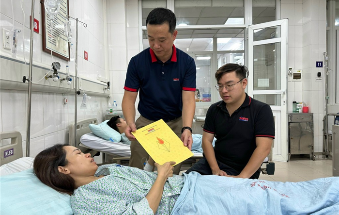 Chi đoàn báo Tuổi trẻ Thủ đô thăm hỏi, trao hỗ trợ 50 triệu đồng cho nạn nhân vụ cháy