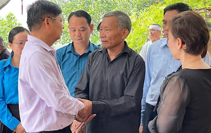 Lãnh đạo Tổng Liên đoàn Lao động Việt Nam thăm hỏi, động viên gia đình nạn nhân trong vụ cháy chung cư mini tại quận Thanh Xuân