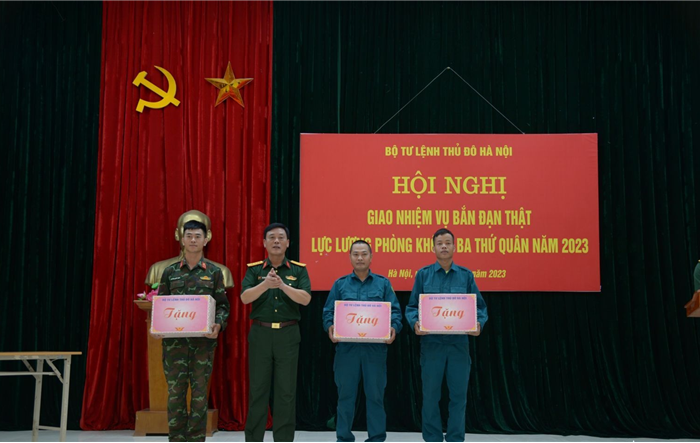 Động viên đội tuyển tham gia bắn đạn thật lực lượng Phòng không ba thứ quân năm 2023