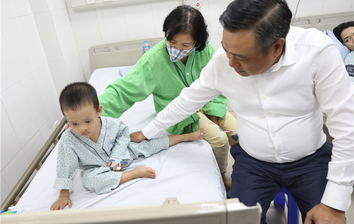 Chủ tịch UBND thành phố Trần Sỹ Thanh cắt ngắn chuyến công tác nước ngoài, đến ngay bệnh viện thăm các nạn nhân vụ cháy chung cư mini