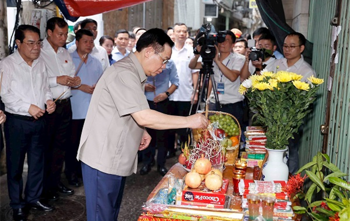 Chủ tịch Quốc hội Vương Đình Huệ  thắp hương tưởng nhớ các nạn nhân vụ cháy