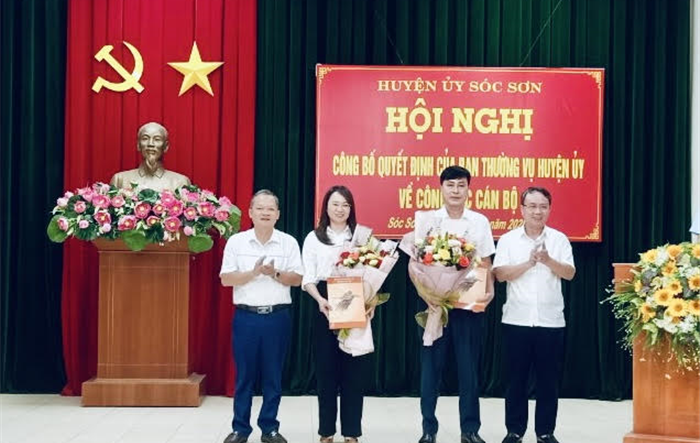 Huyện ủy Sóc Sơn trao quyết định về công tác cán bộ tại Đảng bộ xã Mai Đình và Đảng bộ thị trấn Sóc Sơn