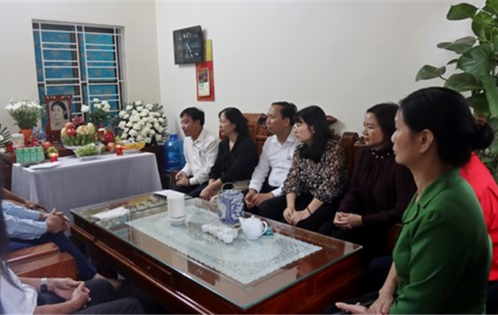 Lãnh đạo thị xã Sơn Tây chia buồn cùng gia đình nạn nhân vụ cháy chung cư mini tại Khương Hạ