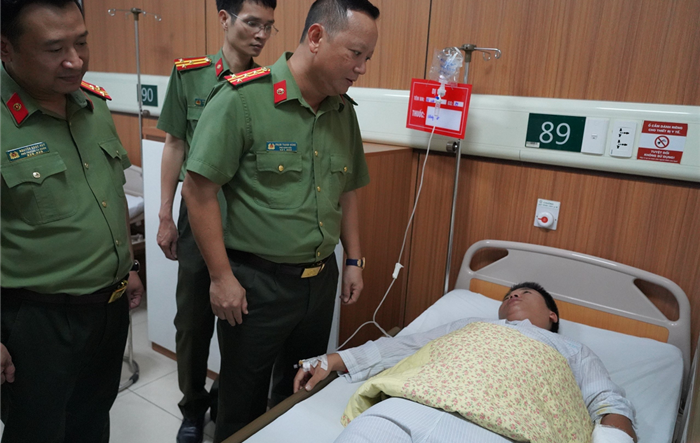 Phó Giám đốc Công an thành phố: Thăm hỏi, động viên chiến sỹ bị thương trong khi làm nhiệm vụ