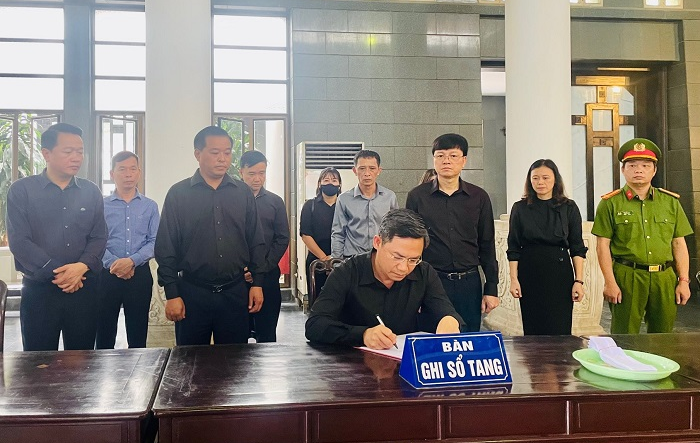 Phó Chủ tịch UBND thành phố Hà Minh Hải viếng, chia buồn với thân nhân người đã khuất vụ cháy chung cư mini