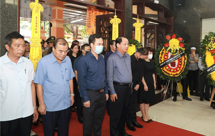 Trưởng Ban Tuyên giáo Thành uỷ viếng, chia sẻ mất mát với người nhà nạn nhân trong vụ cháy chung cư tại quận Thanh Xuân